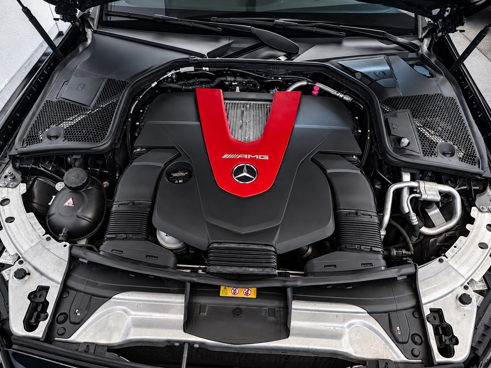 Mercedes-AMG C 43 4MATIC — motorový priestor AMG