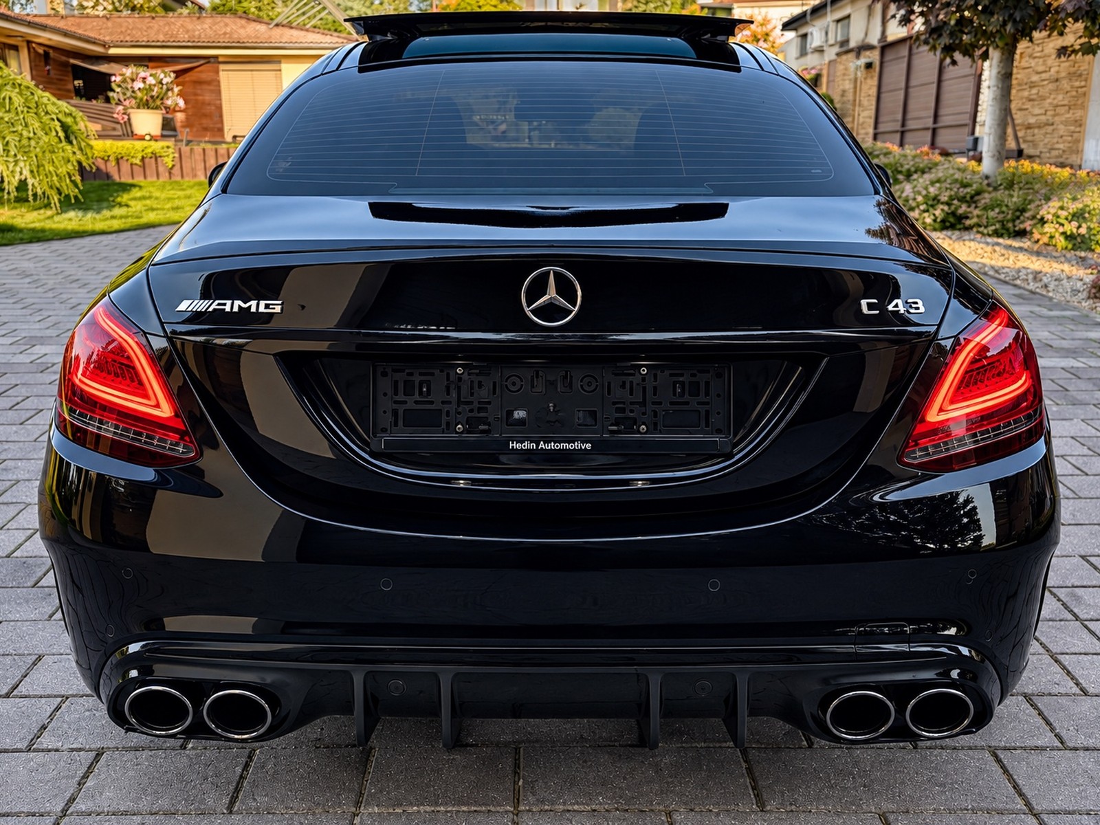 Mercedes-AMG C 43 4MATIC — zadná časť s výfukmi