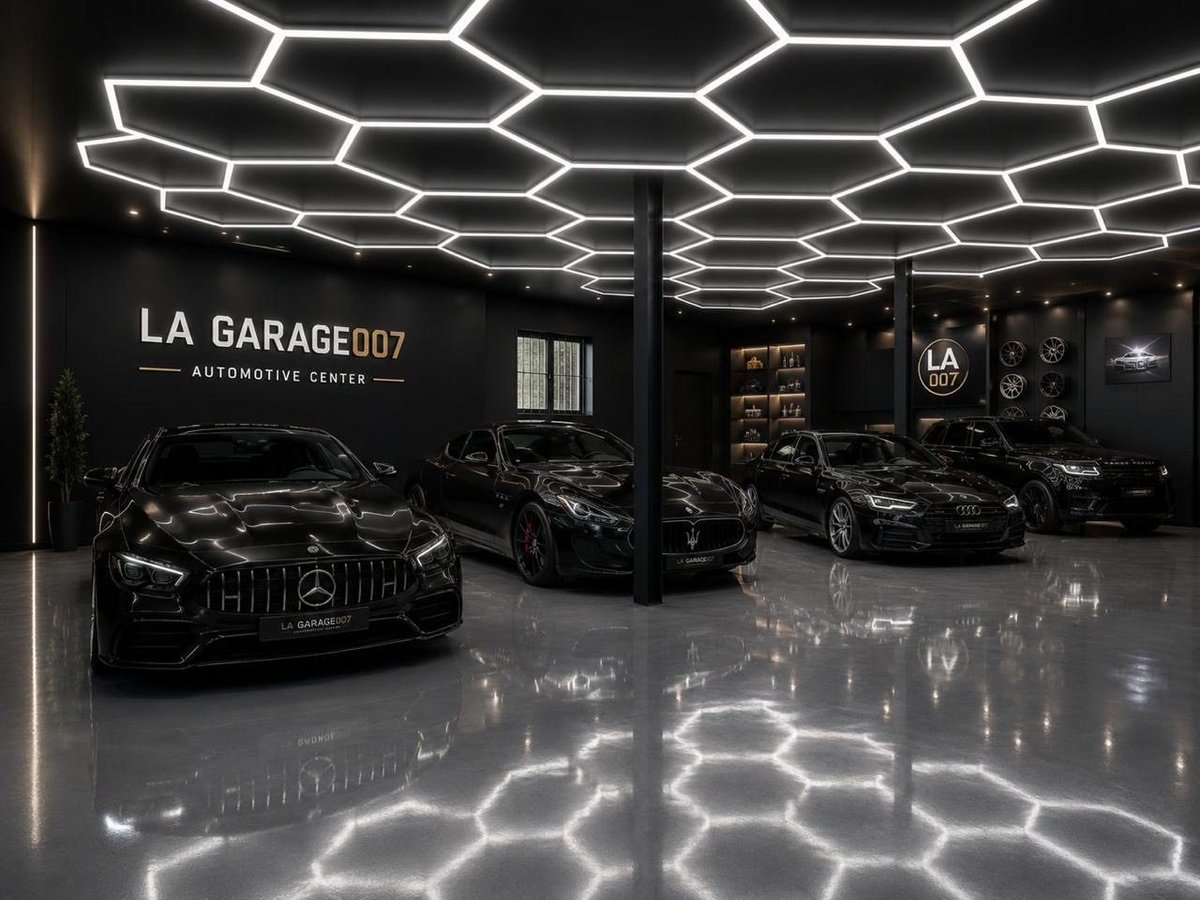 Showroom LA GARAGE007 — pohľad na vystavené vozidlá