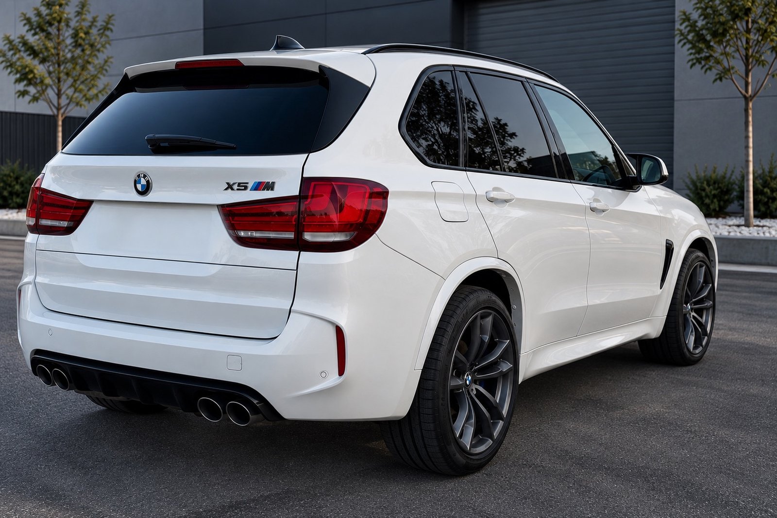 BMW X5 M F85 — zadné trištvrte z opačnej strany