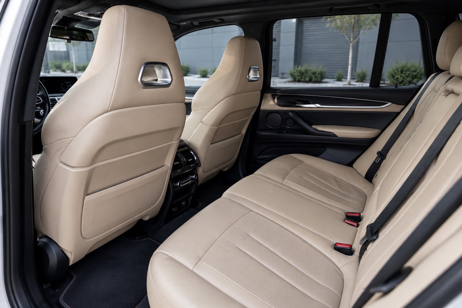 BMW X5 M F85 — zadný interiér