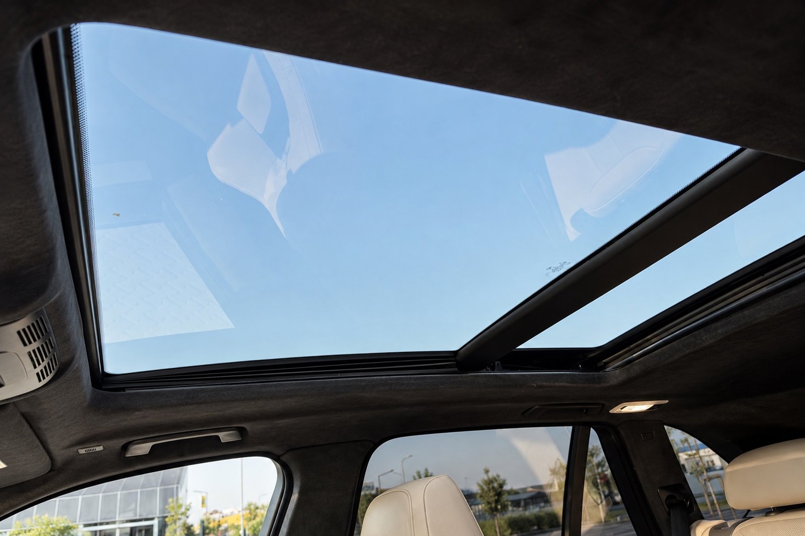 BMW X5 M F85 — panoramatická strecha