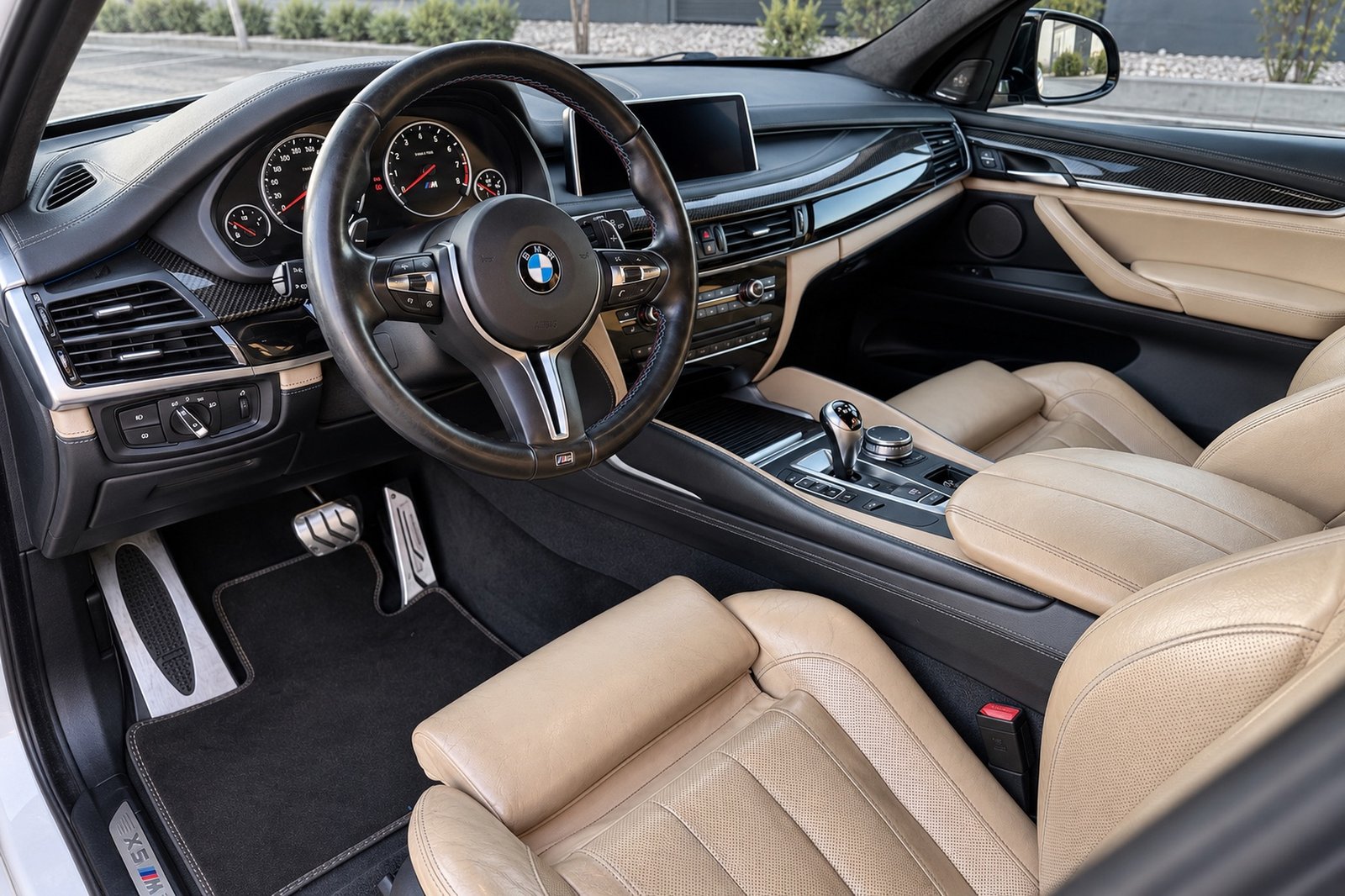 BMW X5 M F85 — predný interiér