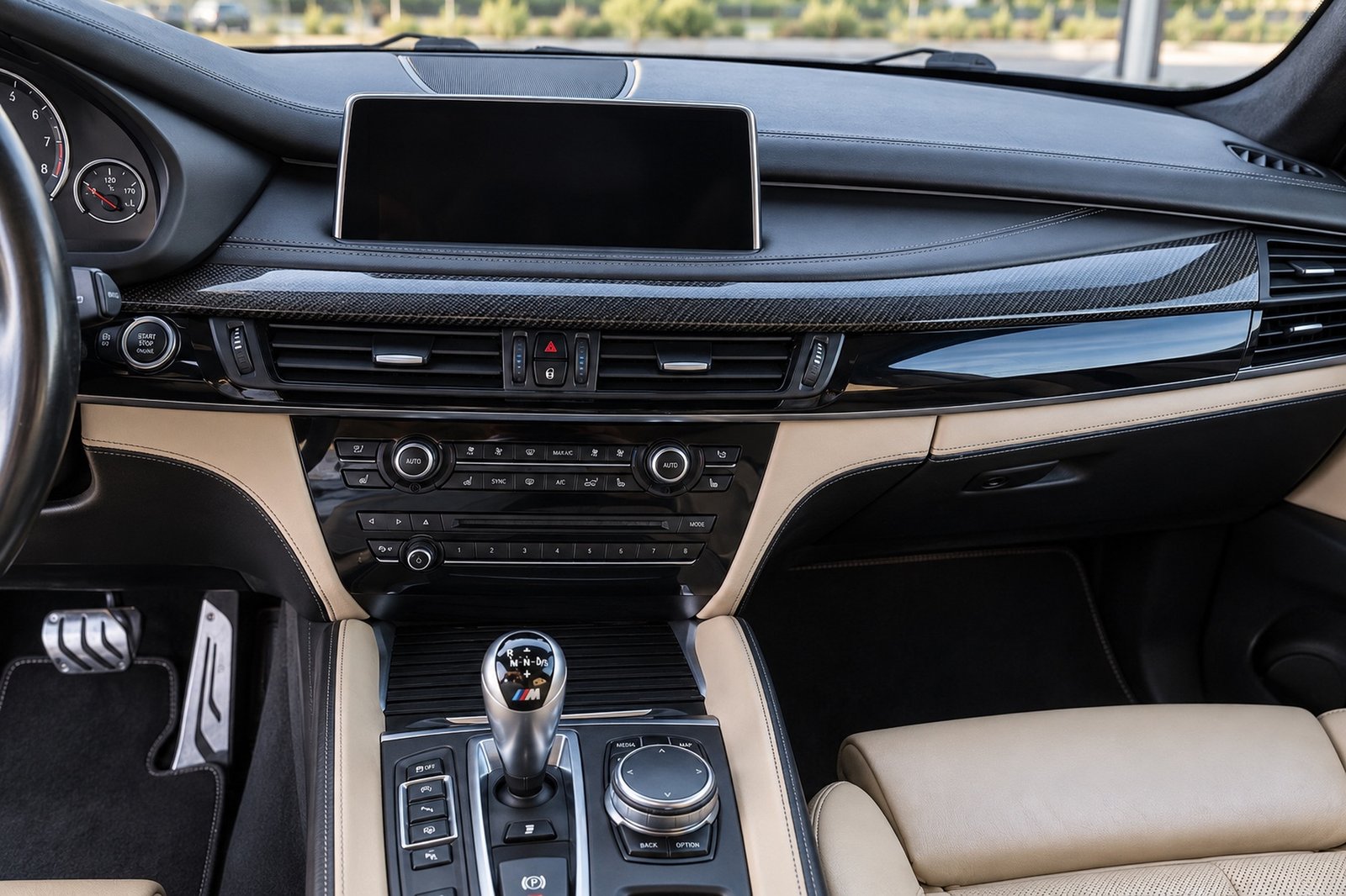 BMW X5 M F85 — kokpit