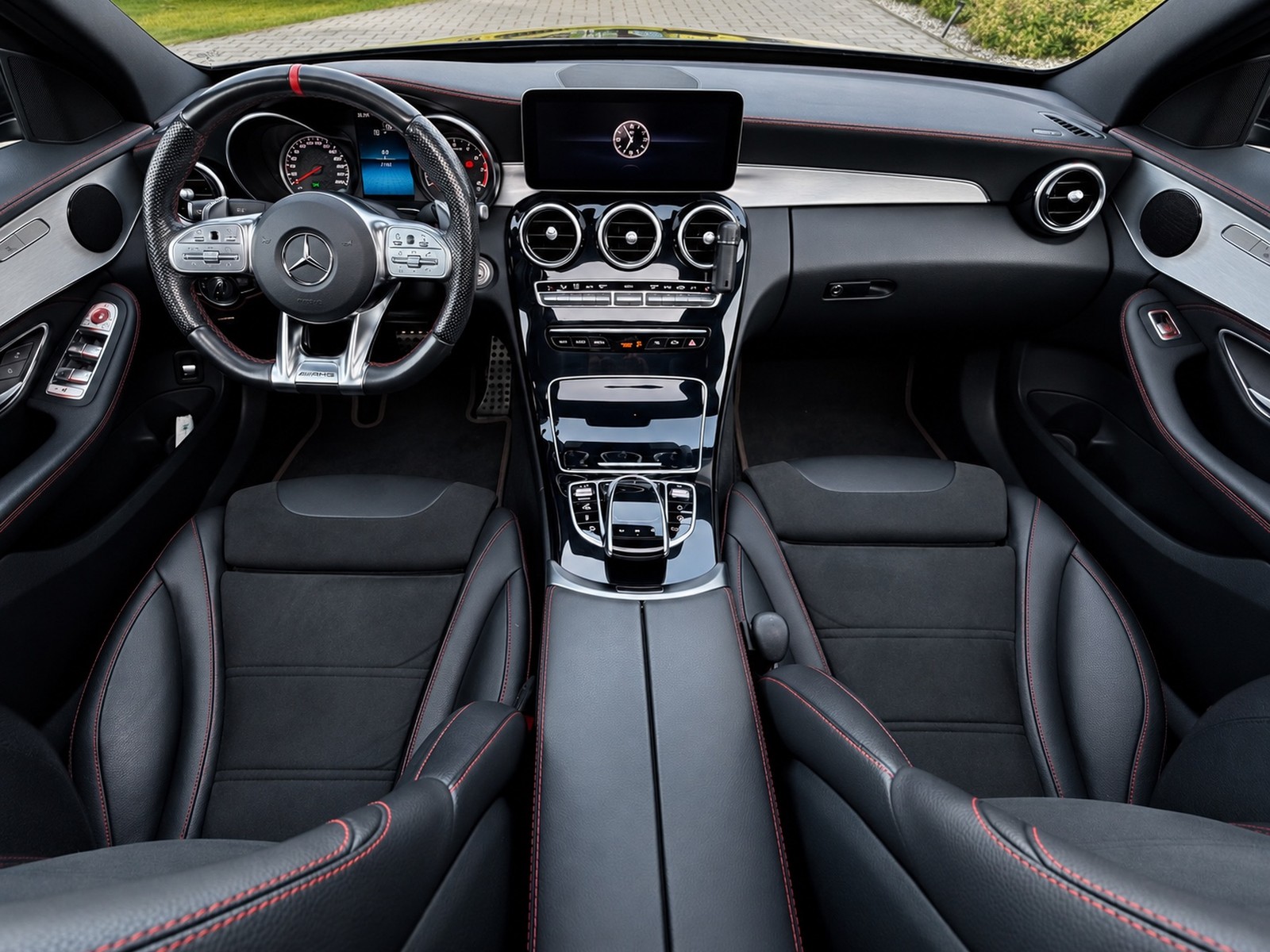 Mercedes-AMG C 43 4MATIC — kokpit