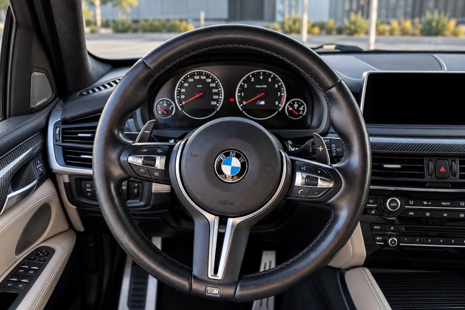 BMW X5 M F85 — volant