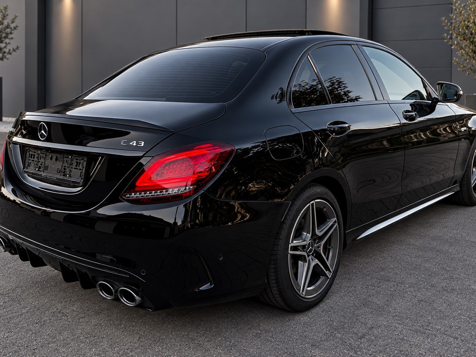 Mercedes-AMG C 43 4MATIC — zadné trištvrte